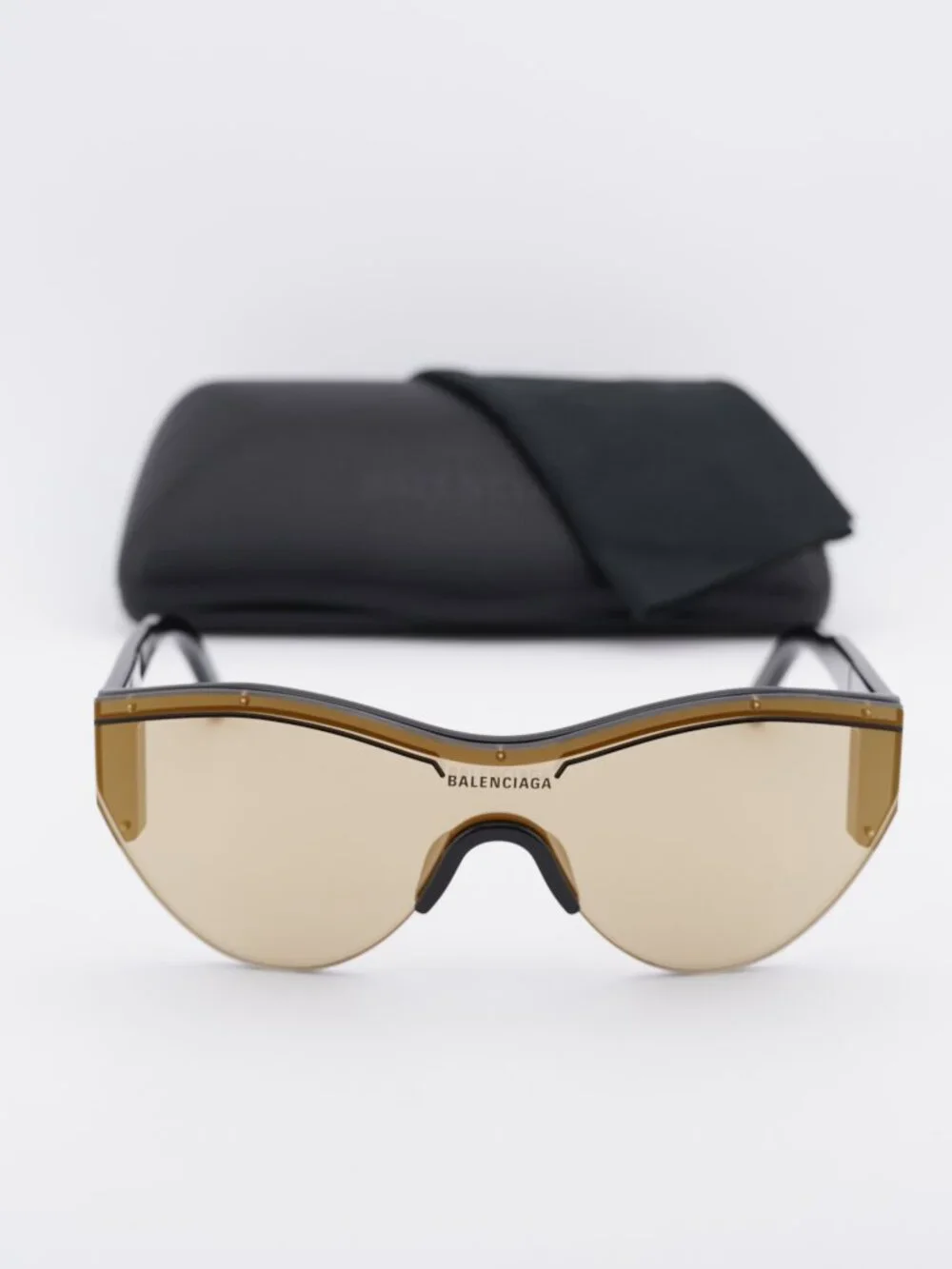 Balenciaga model bb0004s
